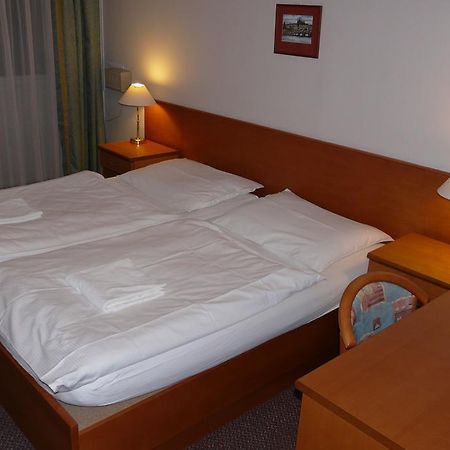 Cmc Residence & Conference Inn Челаковіце Номер фото
