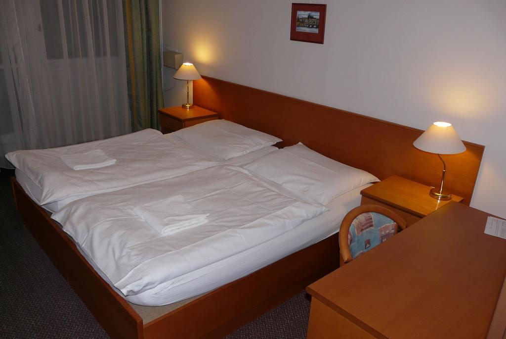 Cmc Residence & Conference Inn Челаковіце Номер фото